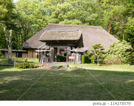 岩手県北上市のみちのく民族村の五月の風景　江戸時代から続く菅野家の茅葺き住宅の 114278570