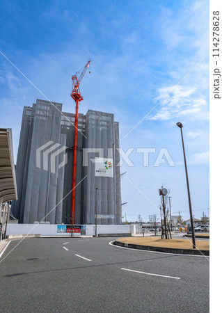 JR袋井駅南口周辺の建設中のマンションと街並み(静岡県) JR袋井駅南口周辺の建設中のマンションと街並み(静岡県) 114278628