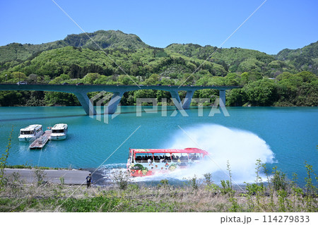 八ッ場あがつま湖に着水する水陸両用バス（八ッ場にゃがてん号） 114279833