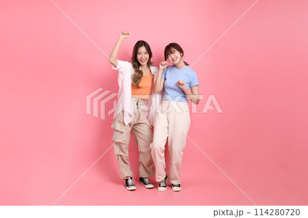 Happy with friends 114280720