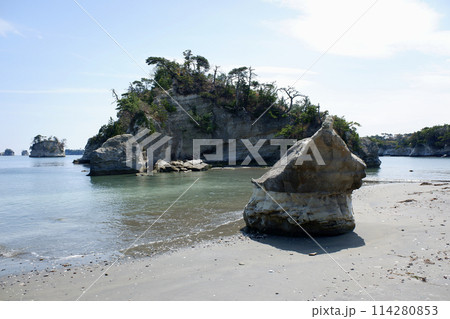 宮城県　野々島　宇内浜の焼島と岩 114280853