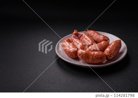 Baked chicken or pork sausages, salt, spices and herbs 114281798