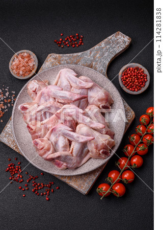 Fresh chicken wings with salt, spices and herbs 114281838