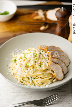 chicken alfredo  pasta fettucini with pasery 114282441