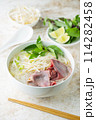 pho bo, vietnamese raw beef and rice noodle shoup 114282458