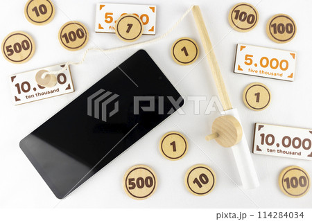 スマートフォンとオモチャのお金と釣り竿。フィッシング詐欺のイメージ 114284034