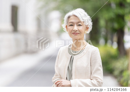 カメラ目線で笑顔のシニア女性 114284166