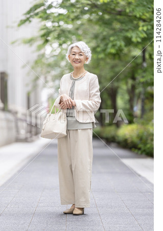 カメラ目線で笑顔のシニア女性 114284206