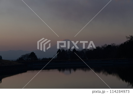 朝焼けが始まる、静かな水面に映る富士 114284973