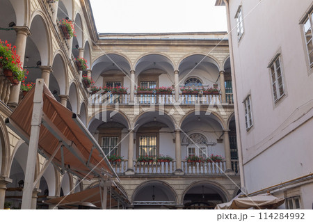 【ウクライナ】リヴィウ旧市街にあるイタリア風中庭の石造の建築 114284992