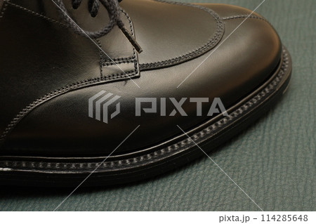 新品の黒いレザー製Uチップダービーシューズ 114285648