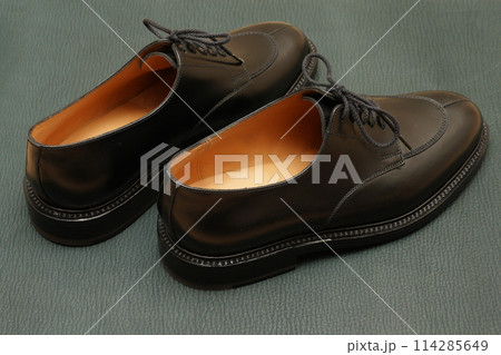 新品の黒いレザー製Uチップダービーシューズ 114285649