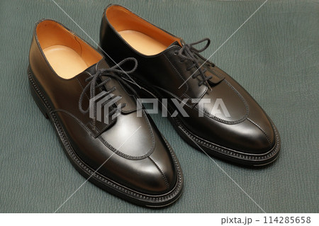 新品の黒いレザー製Uチップダービーシューズ 新品の黒いレザー製Uチップダービーシューズ 114285658