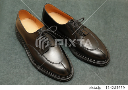 新品の黒いレザー製Uチップダービーシューズ 114285659