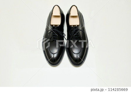 新品の黒いレザー製Uチップダービーシューズ 新品の黒いレザー製Uチップダービーシューズ 114285669