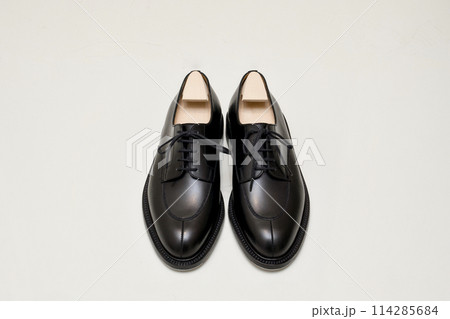 新品の黒いレザー製Uチップダービーシューズ 114285684