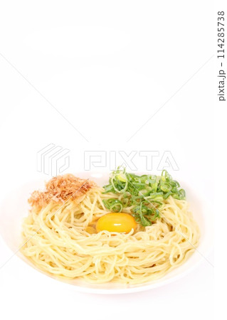 釜玉ラー　釜揚げ玉子ラーメン　新しい食べ方　明るい背景 114285738