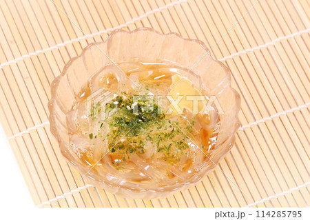 ところてん 心太 伊豆産テングサ 明るい背景 ガラスの器 ところてん 心太 伊豆産テングサ 明るい背景 ガラスの器 114285795