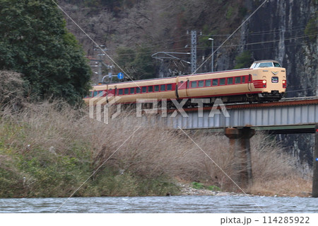 伯備線特急やくも号：381系電車（国鉄色リバイバル編成） 114285922