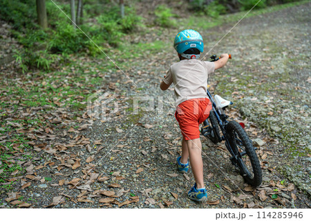 林道を走る子どもと自転車 114285946