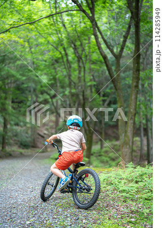林道を走る子どもと自転車 114285949