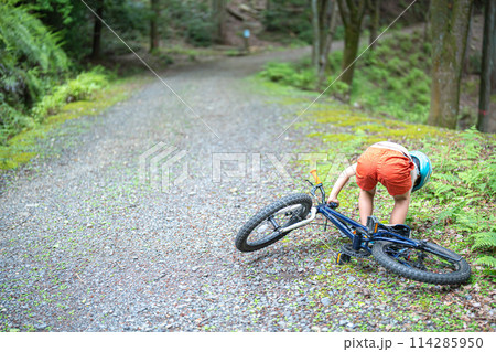 林道を走る子どもと自転車 114285950