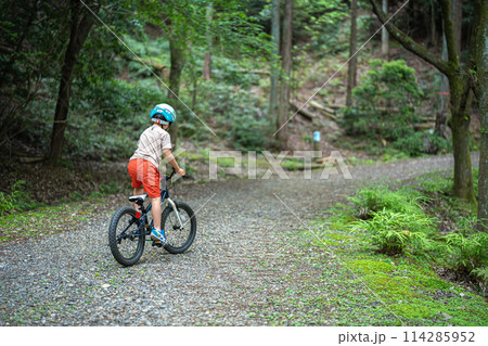林道を走る子どもと自転車 114285952