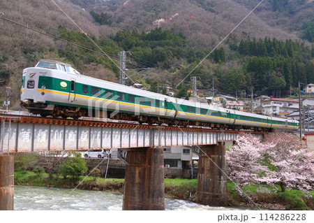 伯備線特急やくも号:381系電車(緑色:岡山⇔出雲市) 伯備線特急やくも号:381系電車(緑色:岡山⇔出雲市) 114286228