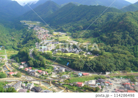宝珠山 立石寺/山寺に至る石段から芭蕉記念館方面を見下ろす(日本 山形県山形市) 宝珠山 立石寺/山寺に至る石段から芭蕉記念館方面を見下ろす(日本 山形県山形市) 114286498