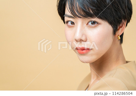 ビューティー　女性 114286504