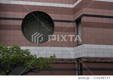 面白い形の窓があるビル 114286725