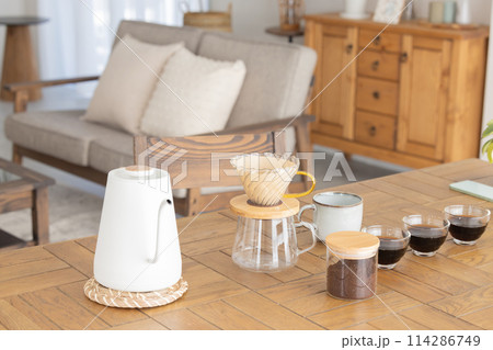 テーブルに置かれたドリップコーヒーセット 114286749