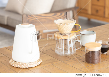 テーブルに置かれたドリップコーヒーセット 114286750