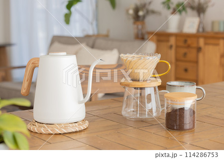テーブルに置かれたドリップコーヒーセット 114286753