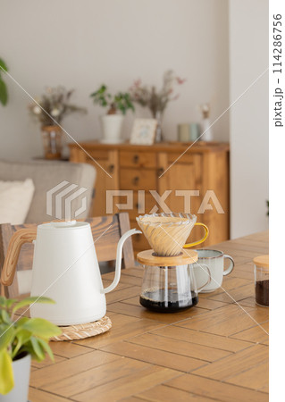 テーブルに置かれたドリップコーヒーセット 114286756