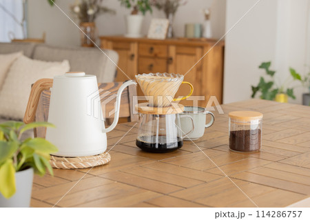 テーブルに置かれたドリップコーヒーセット 114286757