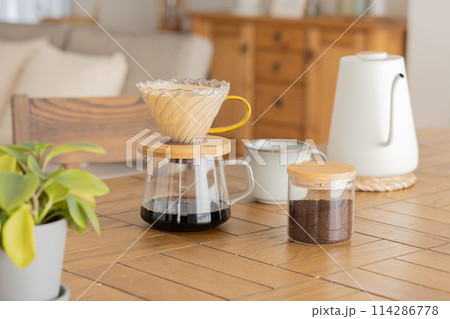 テーブルに置かれたドリップコーヒーセット 114286778