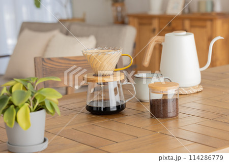 テーブルに置かれたドリップコーヒーセット 114286779