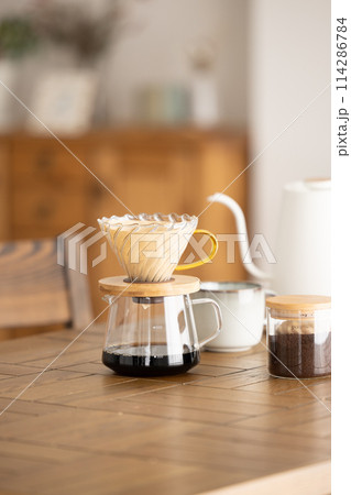 テーブルに置かれたドリップコーヒーセット 114286784
