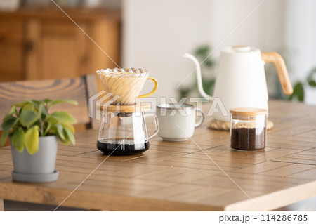 テーブルに置かれたドリップコーヒーセット テーブルに置かれたドリップコーヒーセット 114286785