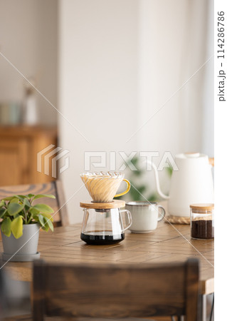 テーブルに置かれたドリップコーヒーセット テーブルに置かれたドリップコーヒーセット 114286786