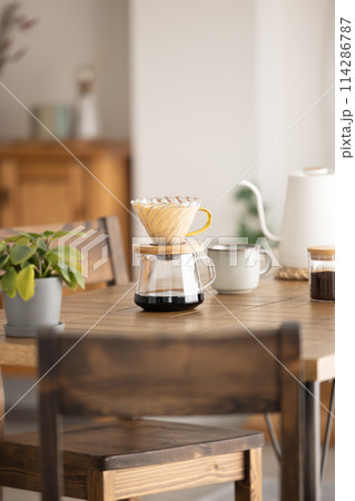 テーブルに置かれたドリップコーヒーセット 114286787