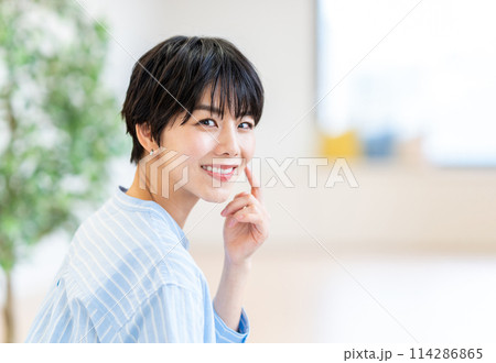 ビューティー　女性 114286865