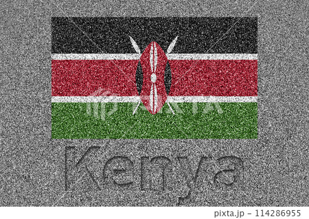 石板の上に描かれたケニアの国旗と、掘ったような「Kenya」の文字 114286955
