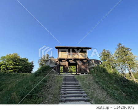 2016年に復元された角馬出西虎口門　日本100名城のひとつ箕輪城 114286975