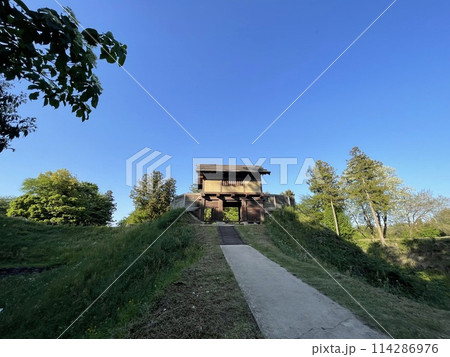 2016年に復元された角馬出西虎口門　日本100名城のひとつ箕輪城 114286976