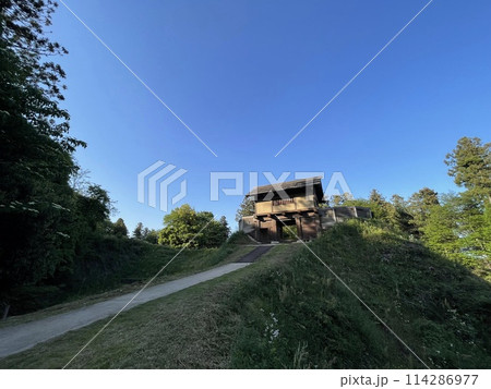 2016年に復元された角馬出西虎口門　日本100名城のひとつ箕輪城 114286977