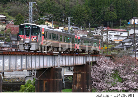 春の伯備線227系電車（岡山⇔新見） 114286991