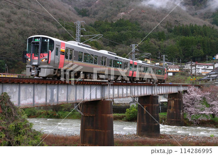 春の伯備線227系電車(岡山⇔新見) 春の伯備線227系電車(岡山⇔新見) 114286995