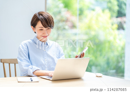 テレワークをする女性。 テレワークをする女性。 114287085